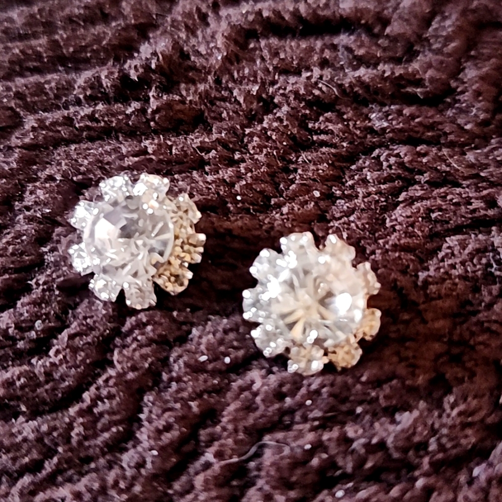Sunflower Rhinestone studs - Picture 3 of 4